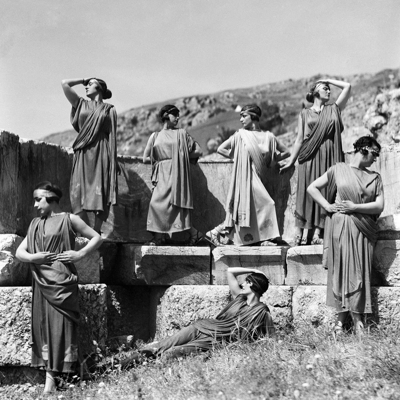 Μέλη του χορού των Ωκεανίδων ποζάρουν στο αρχαίο θέατρο των Δελφών, το 1927