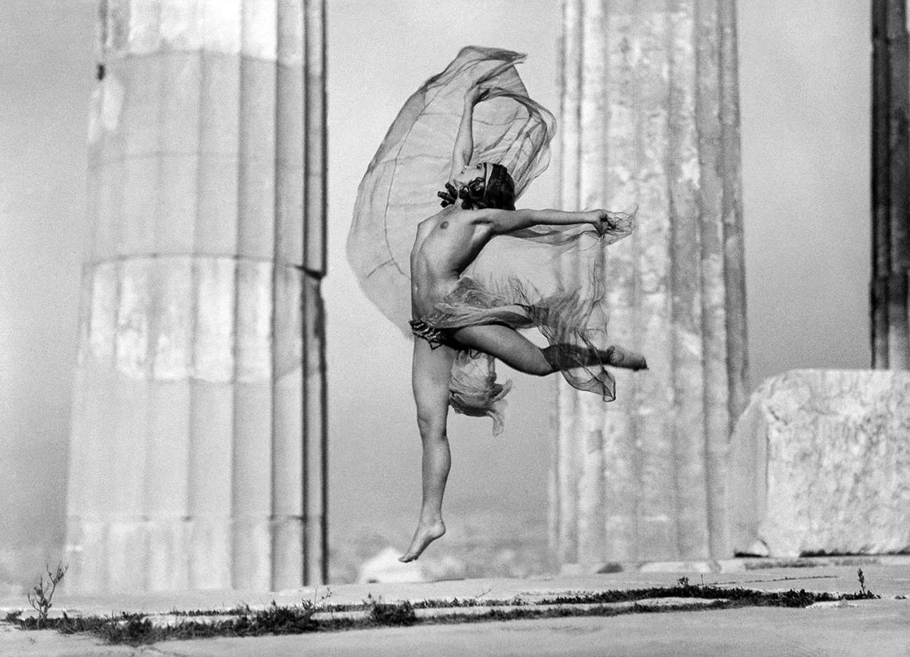 Η διάσημη φωτογραφία της Nelly's με τη ρωσίδα χορεύτρια Ελιζαβέτα (Λίλα) Νικόλσκα στην Ακρόπολη, τον Νοέμβριο του 1930