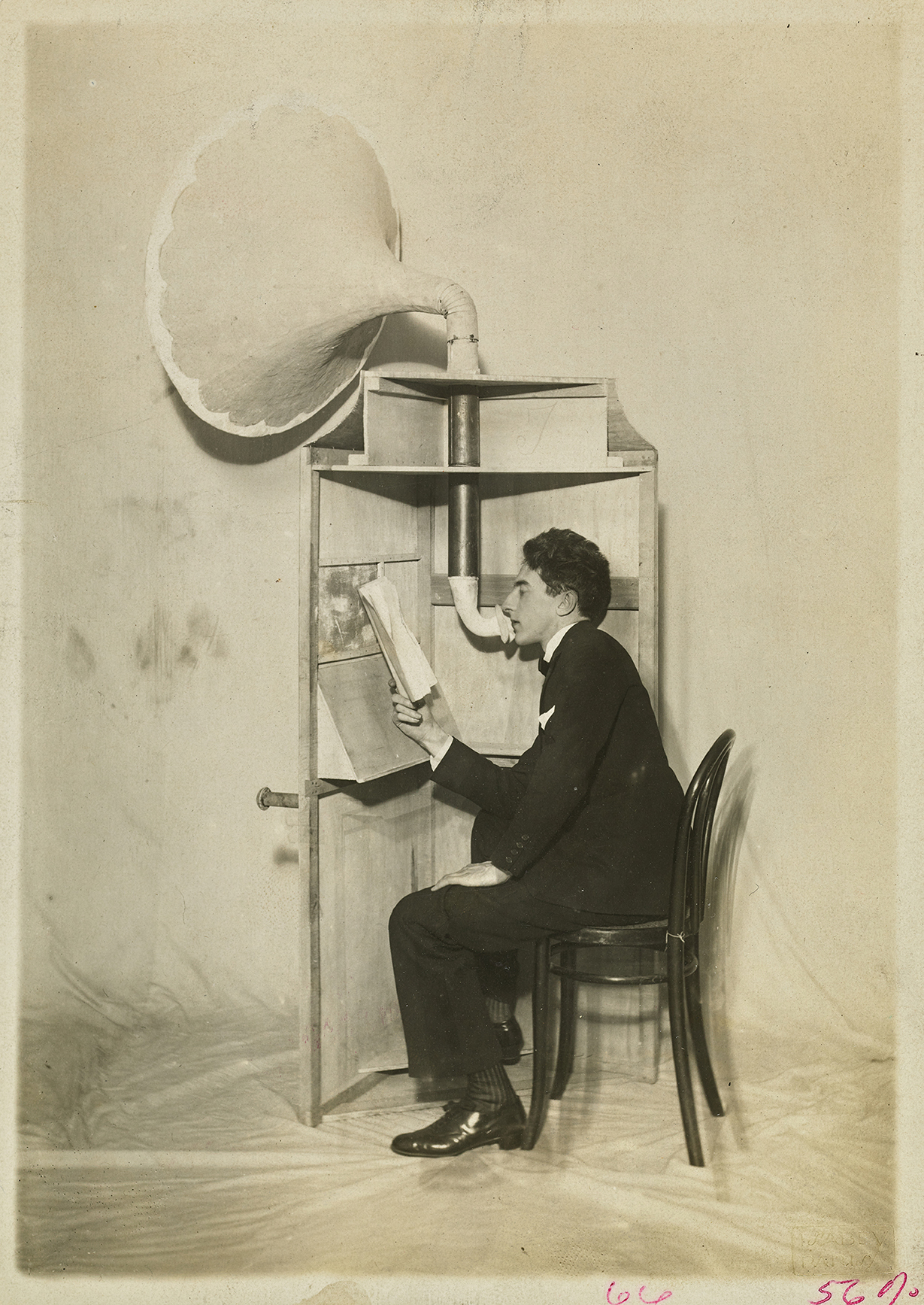 Ο συγγραφέας Ζαν Κοκτό μιλάει σε φωνογράφο, σε σκηνή του έργου του «Ο Γαμπρός και η Νύφη του Πύργου του Αιφελ», το 1921