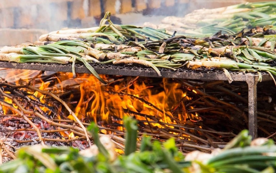 Φρέσκα κρεμμυδάκια στα κάρβουνα, η τρέλα των Ισπανών