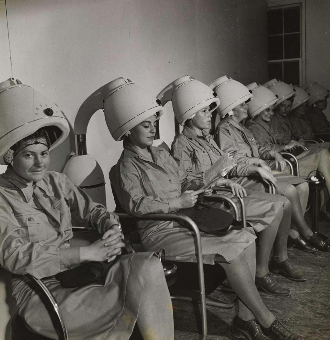 1943: Αξιωματικοί του αμερικανικού Γυναικείου Βοηθητικού Σώματος Στρατού (WAAC) στεγνώνουν τα μαλλιά τους σε κομμωτήριο