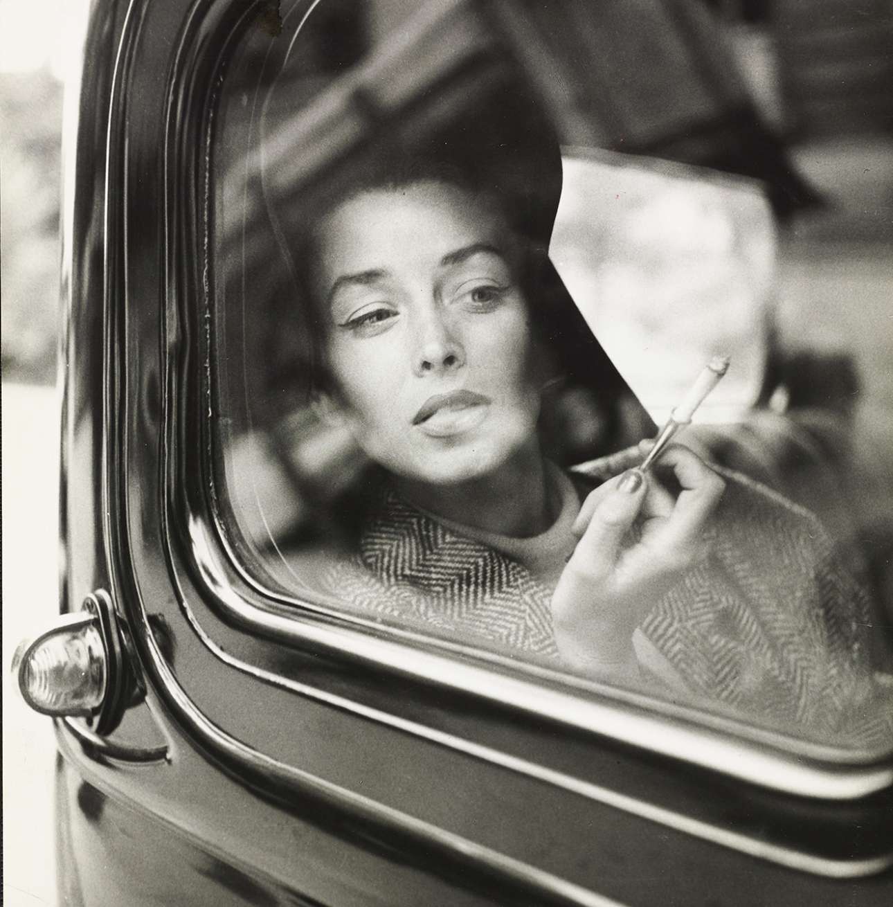 Η Σούζι Πάρκερ φωτογραφίζει τη διάσημη αδελφή της, το μοντέλο Ντόριαν Λι, για λογαριασμό της Vogue, το 1954
