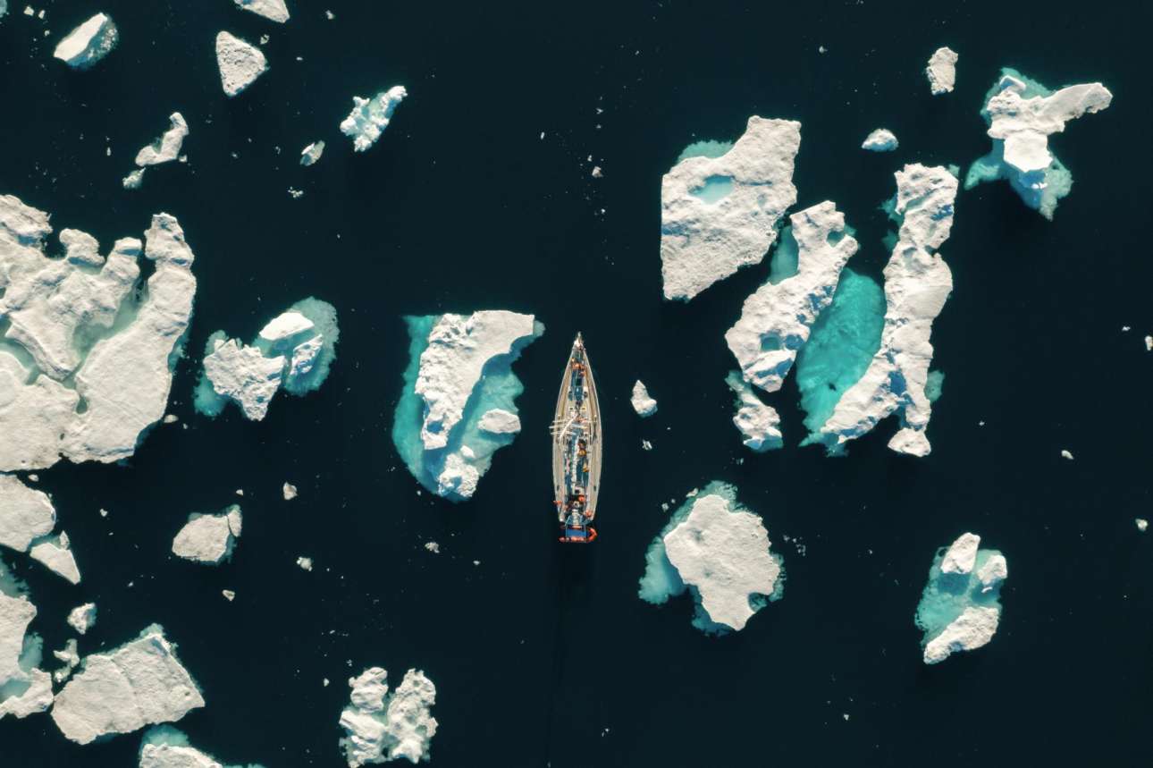 Βραβείο στην κατηγορία Τοπίο. Χρησιμοποιώντας drone, o Σαμ Ντέιβις τράβηξε το γιοτ Adventure καθώς ταξίδευε ανάμεσα σε πάγους στα ανοικτά των ακτών της Γροιλανδίας. «Ηθελα να αποτυπώσω την ασημαντότητα του 21 μέτρων γιοτ μας ανάμεσα σε αυτά τα τεράστια παγόβουνα» δήλωσε ο φωτογράφος