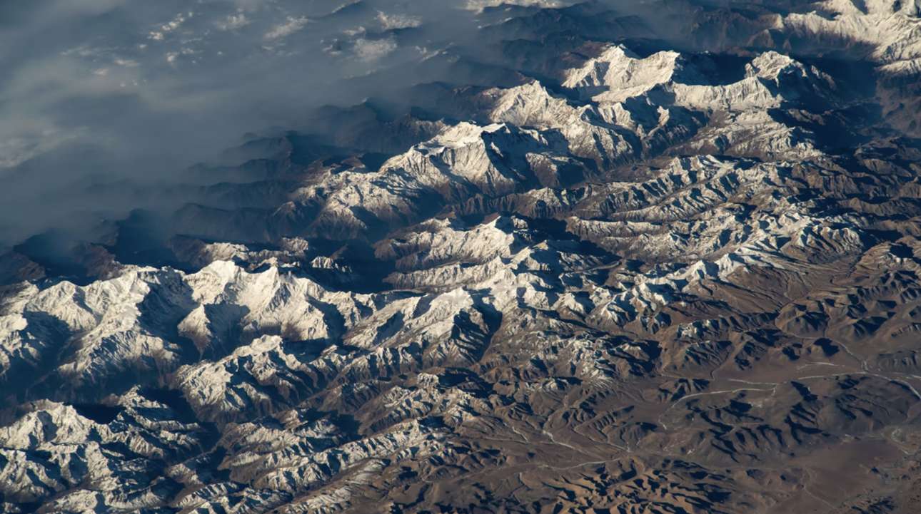 Τα Ιμαλάια του Νεπάλ φωτογραφημένα λοξά, από την τροχιά του Διεθνούς Διαστημικού Σταθμού 