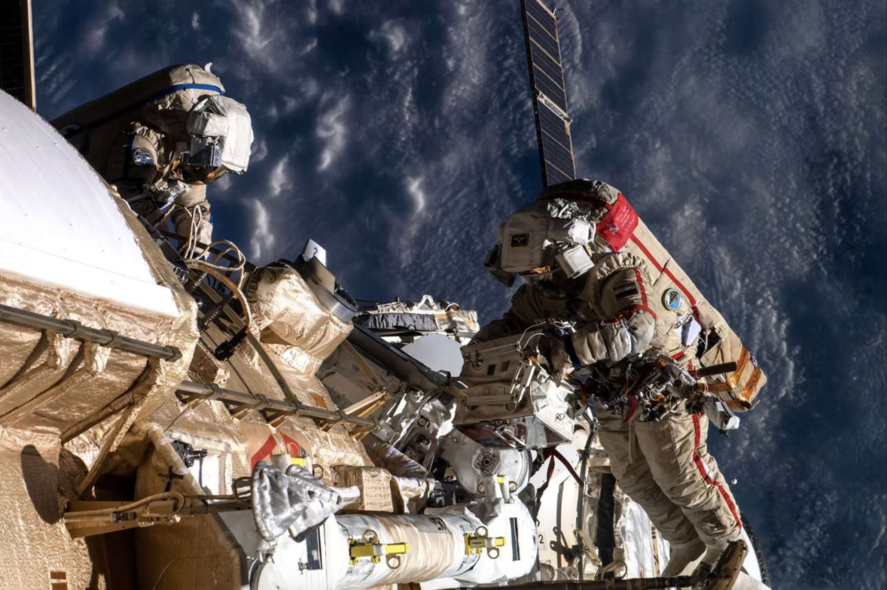 Οι αστροναύτες Oλεγκ Αρτέμιεφ και Ντένις Ματβέεφ κάνουν έναν διαστημικό περίπατο, δουλεύοντας πάνω στον νέο ευρωπαϊκό ρομποτικό βραχίονα του Διεθνούς Διαστημικού Σταθμού 