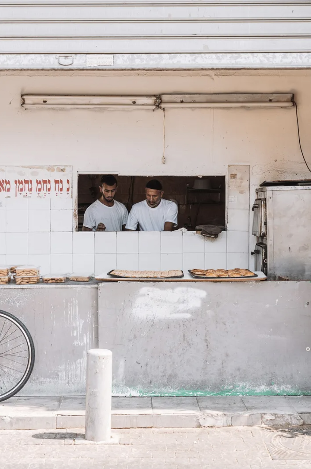 Επιλαχών στην κατηγορία Φαγητό. Δυο φουρνάρηδες ετοιμάζονται για τους πρωινούς πελάτες τους στο Τελ Αβίβ