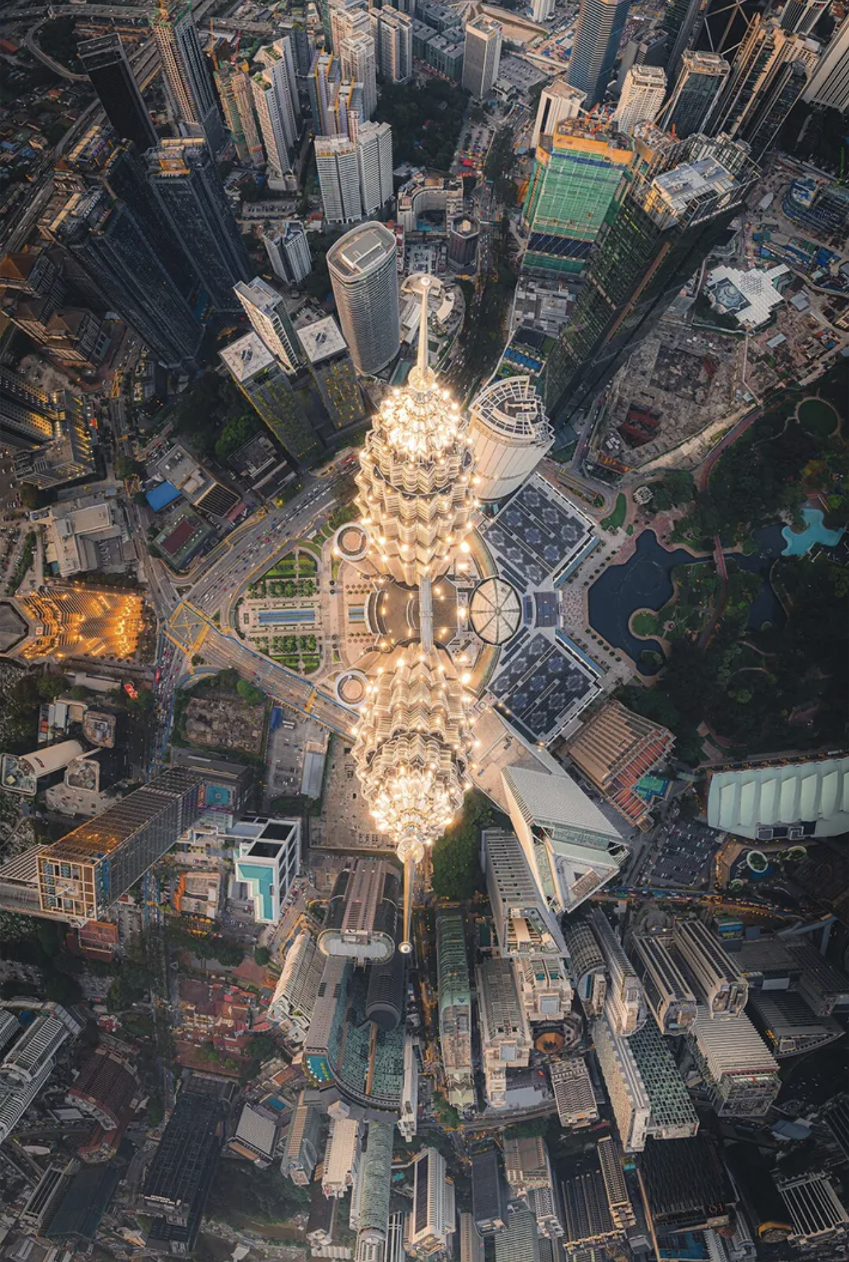 Επιλαχών στην κατηγορία Αστικό Περιβάλλον. Εναέρια λήψη με drone των Πύργων Petronas στην Κουάλα Λουμπούρ, στη Μαλαισίας