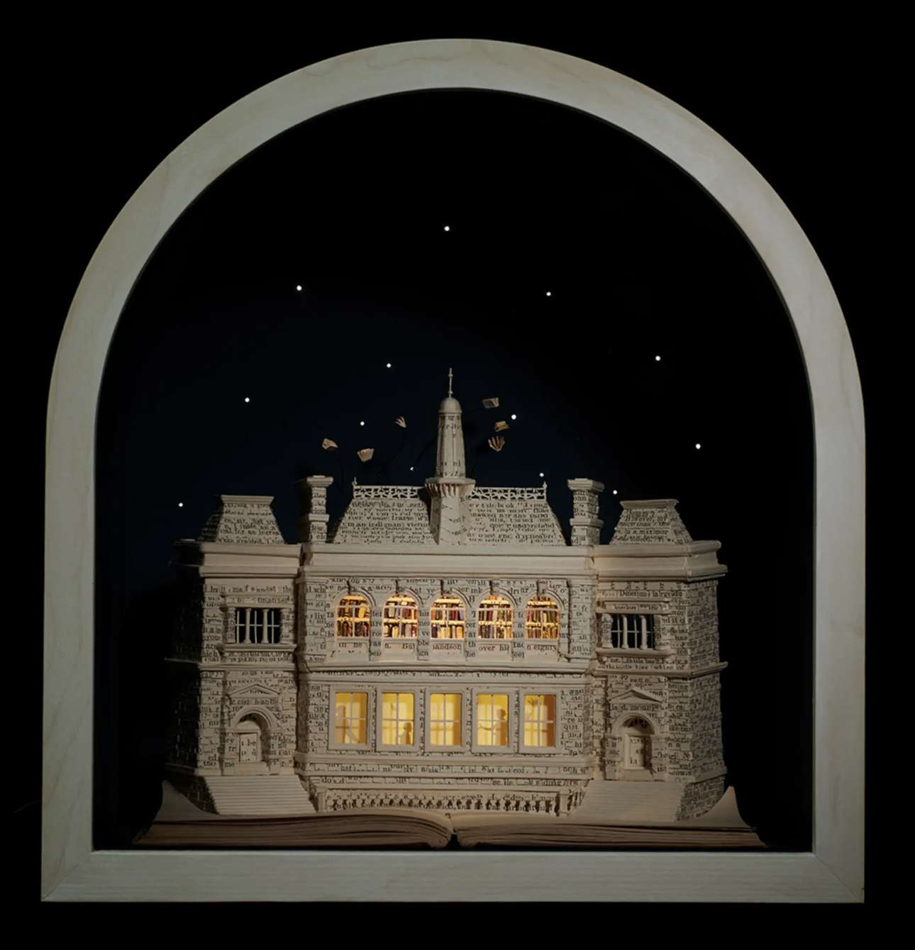 H Κεντρική Βιβλιοθήκη του Αμπερντίν, 2018, παραγγελία ενός συνταξιούχου βιβλιοθηκάριου ο οποίος εργαζόταν στη βιβλιοθήκη του Αμπερντίν για περισσότερα από 30 χρόνια. Οι σιλουέτες των φαντασμάτων που στοιχειώνουν τη βιβλιοθήκη διακρίνονται από τα παράθυρα του χάρτινου κτιρίου
