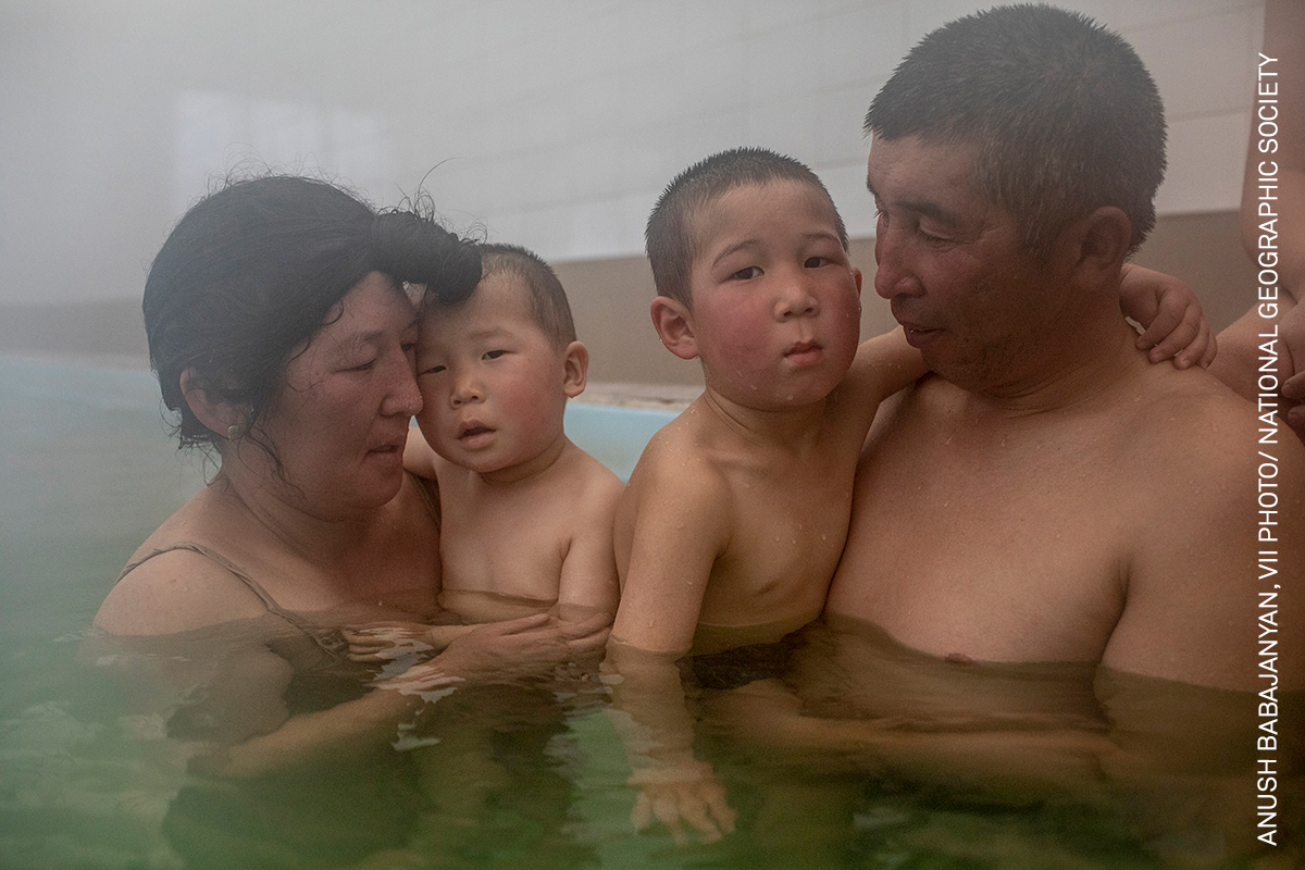 World Press Photo, Βραβείο μακροπρόθεσμου project: Τα ταλαιπωρημένα νερά. Η Τζέιναγκουλ Μπριβά και η οικογένειά της στην ιαματική πηγή Ισι-σου, στο Κιργιστάν. Είναι ταυτόχρονα μια ευκαιρία να κάνουν μπάνιο σε ζεστό νερό και να επωφεληθούν από τις θεραπευτικές του ιδιότητες, μια μοναδική ευκαιρία για άτομα σε χώρες της Κεντρικής Ασίας, που αντιμετωπίζουν έλλειψη νερού εξαιτίας της κλιματικής κρίσης και της έλλειψης συντονισμού για την παροχή νερού (Τατζικιστάν, Κιργιστάν, Ουζμπεκιστάν και Καζακστάν)