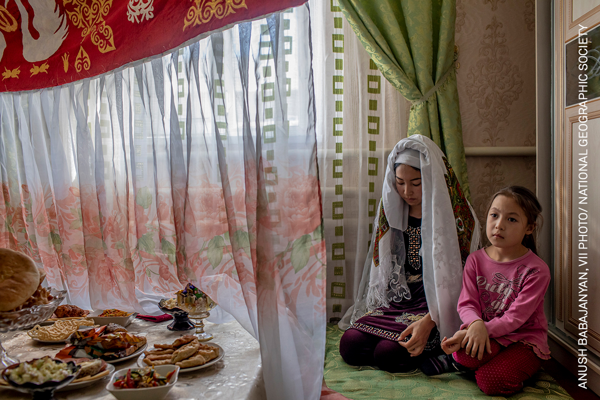 World Press Photo, Βραβείο μακροπρόθεσμου Project. Η 18χρονη Ντινάρα κάθεται με μια συγγενή της την ημέρα του γάμου της στο Μουινάκ του Ουζμπεκιστάν, στις 27 Οκτωβρίου 2019. Κάποτε λιμάνι στη Θάλασσα (λίμνη) της Αράλης, το Μουινάκ απέχει τώρα περισσότερα από 150 χιλιόμετρα από την ακτή. Ο πατέρας και ο σύζυγος της Ντινάρα εργάζονται εκεί ως εκτροφείς γαρίδας