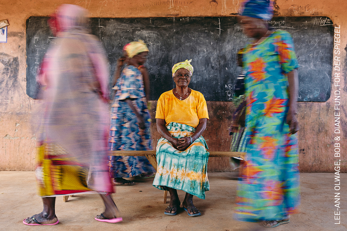 Αφρική, Singles, Η μεγάλη λήθη. Η Σούγκρι Ζεναμπού, μια «mangazia» (ηγέτης της κοινότητας) του «στρατοπέδου των μαγισσών» της Γκαμπάγκα, στην Γκάνα, κάθεται περικυκλωμένη από άλλες γυναίκες, 27 Οκτωβρίου 2022. Παρουσιάζει κάποια σημάδια σύγχυσης και απώλειας μνήμης που σχετίζονται με την άνοια, η οποία γίνεται όλο και πιο συχνά κοινωνικοπολιτισμικό ζήτημα και ζήτημα δημόσιας υγείας σε ολόκληρη την Αφρική. Μερικές φορές οι γυναίκες που εμφανίζουν συμπτώματα εκλαμβάνονται ως μάγισσες. Στην Γκάνα, ενδέχεται να σταλούν σε «στρατόπεδα μαγισσών»