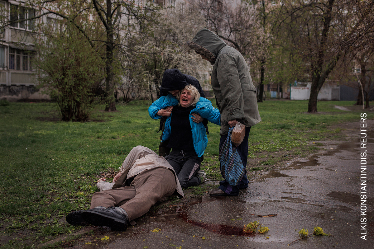 Ευρώπη, Singles, Η Γιάνα και ο Βίκτωρ. Παρηγορούμενη από τον σύντροφό της, Γιεβγκένι Βλασένκο, και τη μητέρα της Λιουμπόφ, η Γιάνα Μπάτσεκ κλαίει πάνω από τη σορό του 79χρονου πατέρα της, Βίκτορ Χαμπάρεφ, που σκοτώθηκε ενώ αγόραζε ψωμί κατά τη διάρκεια ρωσικού βομβαρδισμού στο Χάρκοβο της Ουκρανίας, 18 Απριλίου 2022