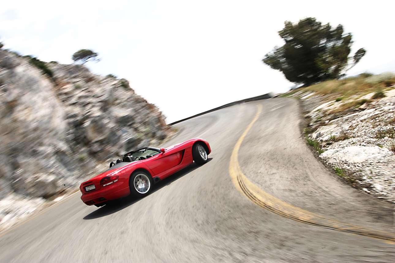 American express: Οδηγώντας το δυνατό, σχεδόν φοβιστικό Dodge Viper