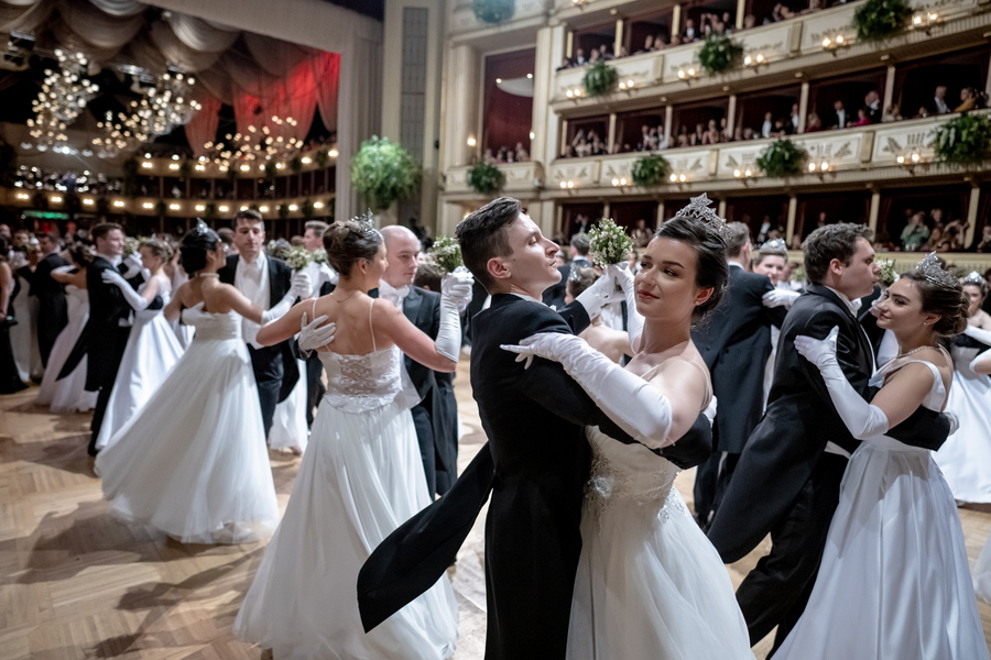 Οπερα της Βιέννης: Ο Χορός των Ντεμπιτάντ σε διακτινίζει στο 1887