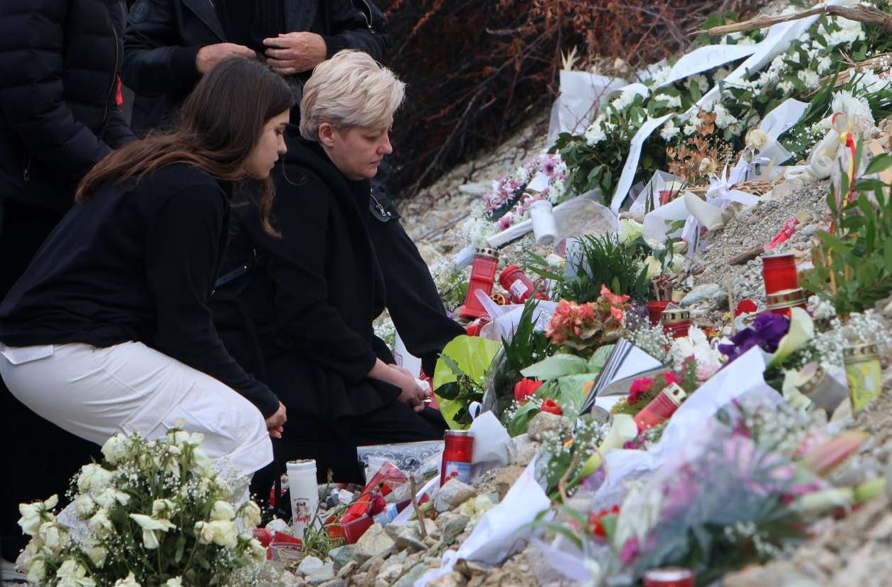 Τέμπη: Θρήνος στο μνημόσυνο για τους νεκρούς των τρένων