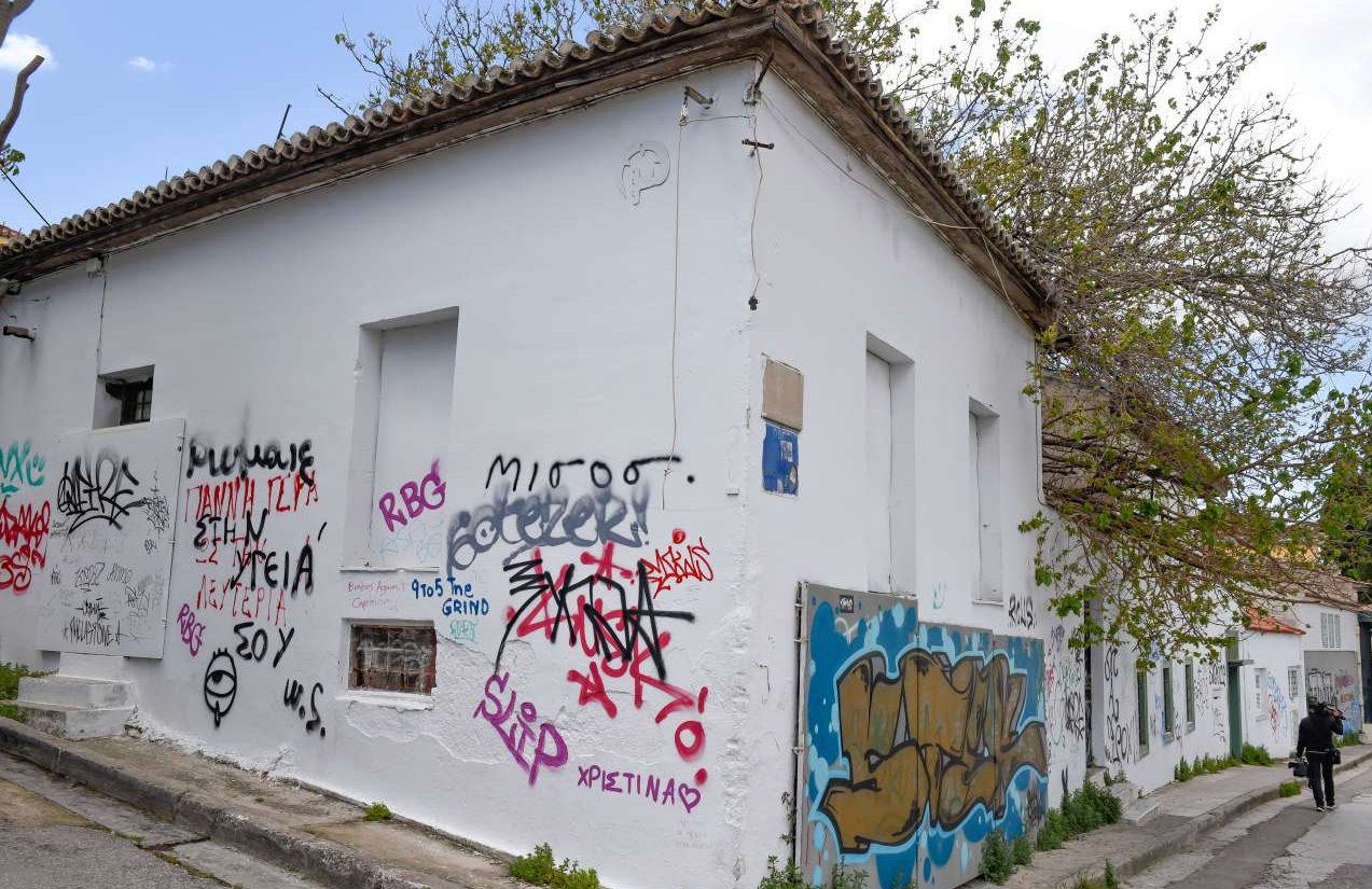 Ατιμώρητος ο 17χρονος δράστης της επίθεσης στην Πλάκα – είχε μαχαιρώσει ξανά στους Αγίους Αναργύρους