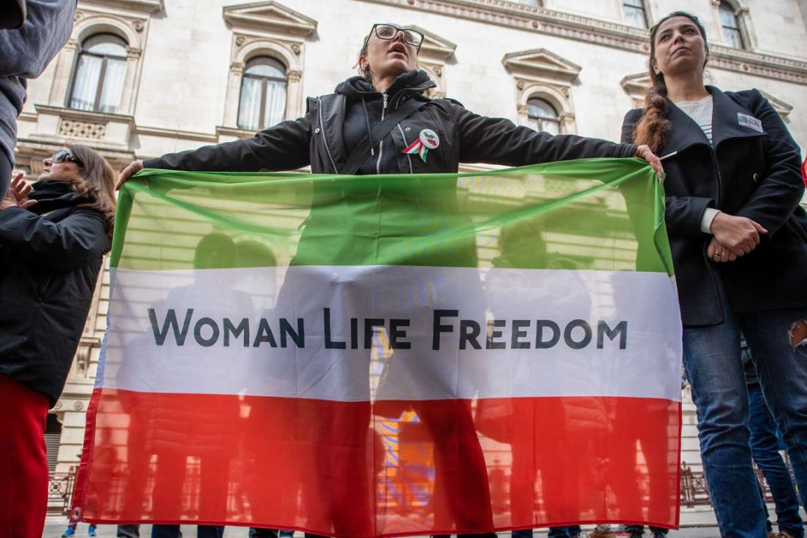 Πανικός στο Ιράν από νέες απόπειρες δηλητηριασμού μαθητριών