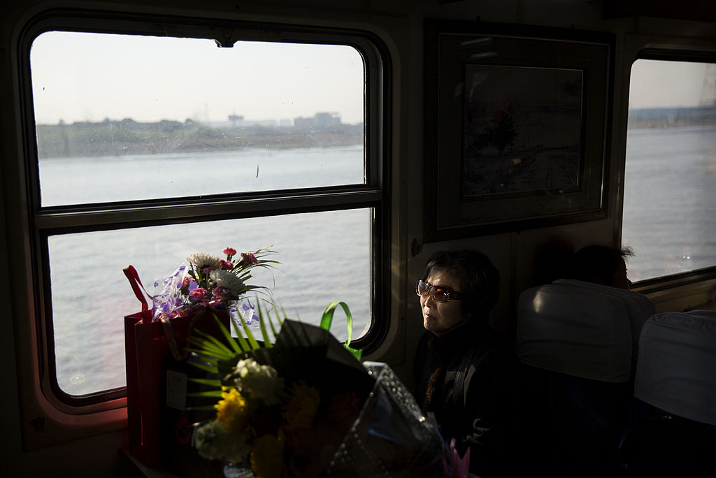 Στάχτες στη θάλασσα: η λύση για τα γεμάτα νεκροταφεία της Κίνας