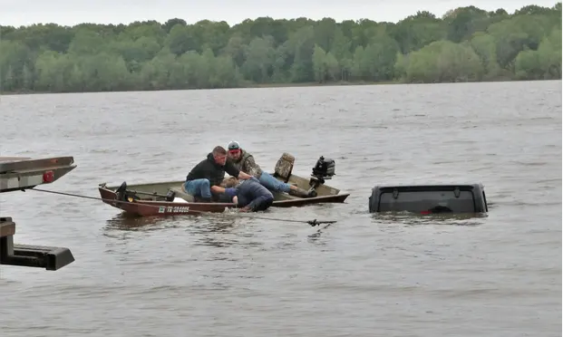 Τέξας: Εβγαλαν ζωντανή μία γυναίκα που ήταν παγιδευμένη σε βυθισμένο τζιπ επί δύο ημέρες