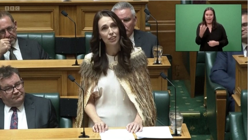 Η Τζασίντα Αρντερν αποχαιρετά το κοινοβούλιο με δάκρυα στα μάτια