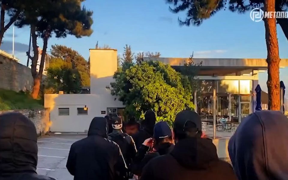 Παρέμβαση εισαγγελέα για την εισβολή χρυσαυγιτών σε έκθεση καλλιτέχνη από τη Β. Μακεδονία