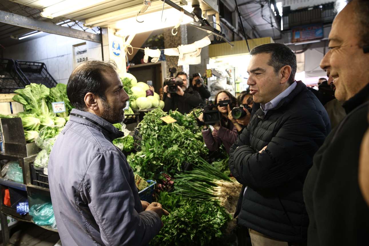 Ο Τσίπρας, το «φτωχό» πασχαλινό τραπέζι και τα «αρνιά-Porsche»