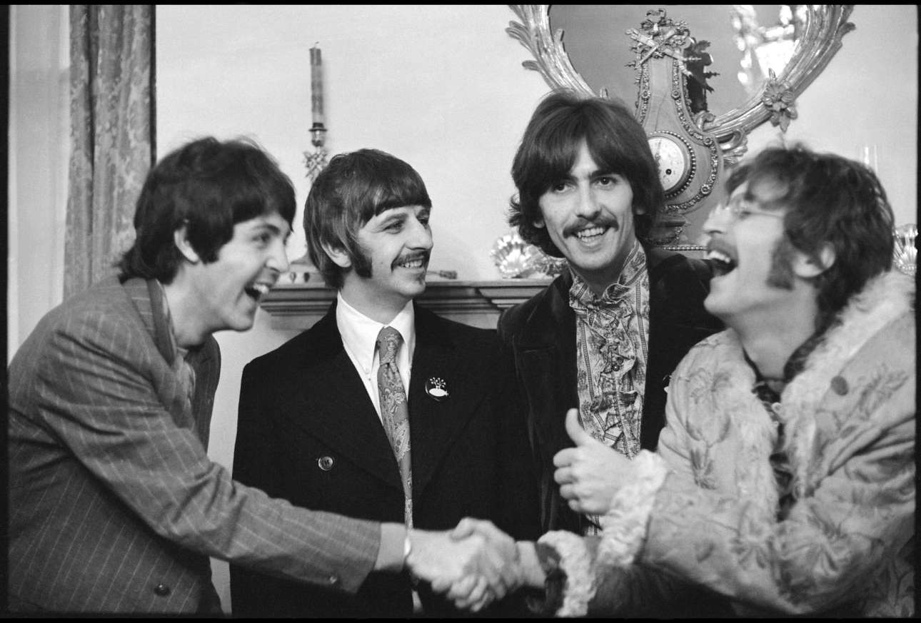 Οι Beatles παρουσιάζουν το θρυλικό άλμπουμ τους «Sgt. Pepper’s Lonely Hearts Club Band» στο Λονδίνο, το 1967