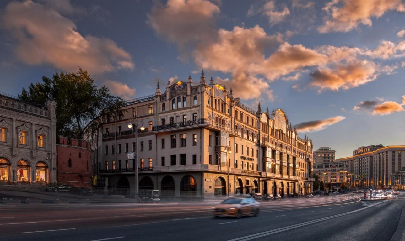 Κατάσκοποι, κολ γκερλ και μεθυσμένοι ανταποκριτές στο Κόκκινο Ξενοδοχείο