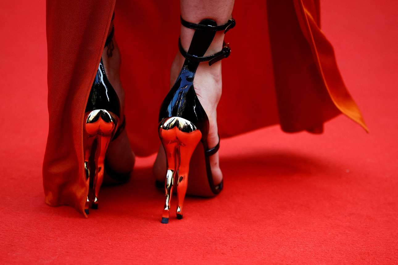 Πανάκριβα πορνικά παπούτσια πάτησαν το κόκκινο χαλί του Φεστιβάλ Κανών – ας τα ακολουθήσουν τζάμπα όλα τα βλέμματα (για αυτά, εξάλλου, δούλεψε υπερωρίες ο φακός)