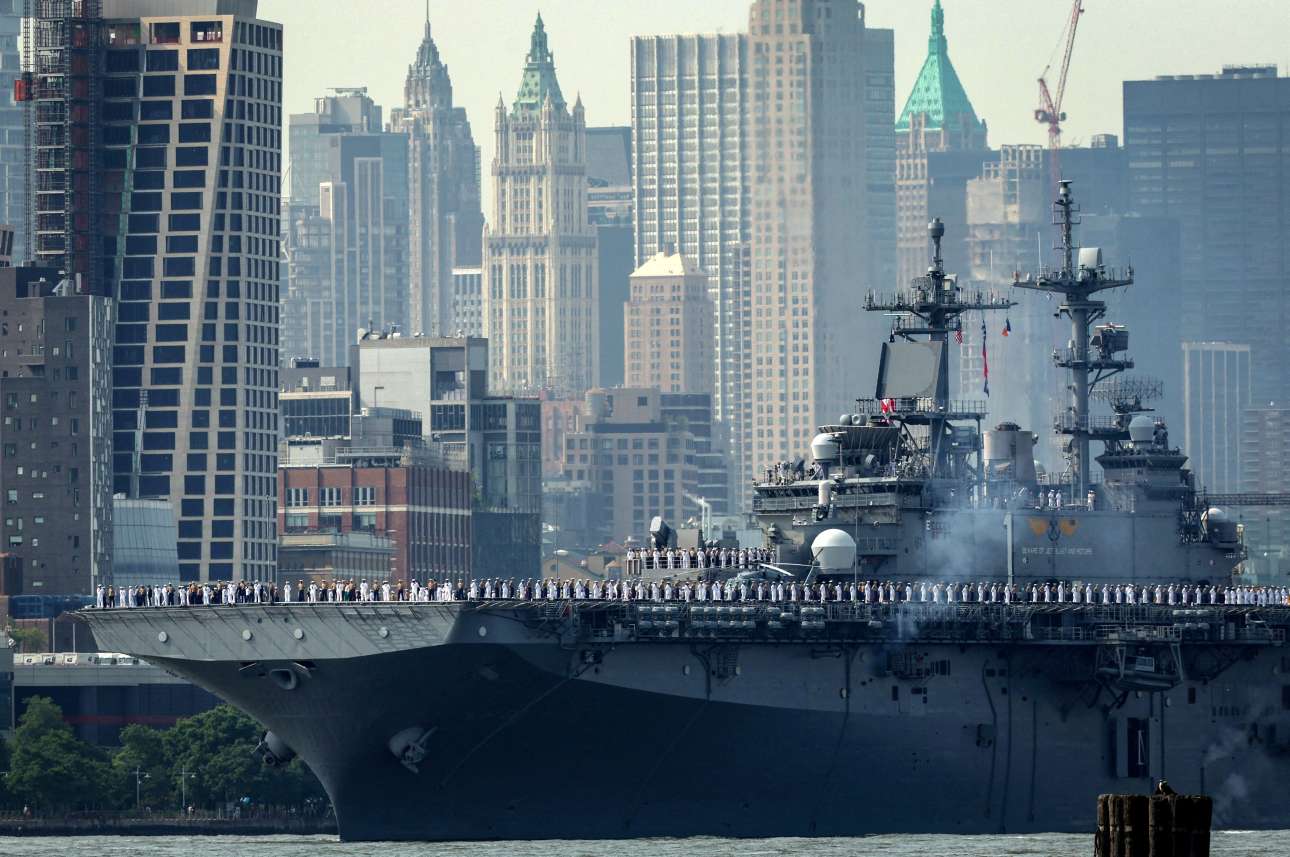 Το αμερικανικό πολεμικό πλοίο «USS Wasp» την ώρα που εισέρχεται στον λιμένα της Νέας Υόρκης, σε καρέ που τραβήχτηκε κατά τη διάρκεια των εκδηλώσεων «Fleet Week 2023» – το Μεγάλο Μήλο, σε αντίθεση με τη Γαλλική Ριβιέρα, δεν είναι εκλεκτικό, άρα όλοι οι εξοδούχοι βολεύονται