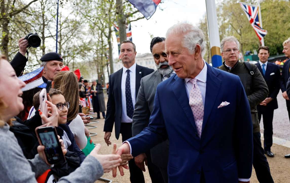 Η στέψη του Καρόλου Γ’: 4.000 στρατιώτες, 11.000 αστυνομικοί, 2.300 καλεσμένοι, αμέτρητοι κατασκηνωτές