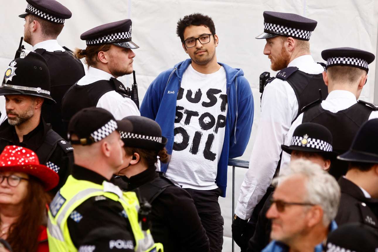 Ευκαιρία και για διαμαρτυρία. Αστυνομικοί έχουν περικυκλώσει ακτιβιστή με μπούζα της γνωστής οργάνωσης «Just Stop Oil»