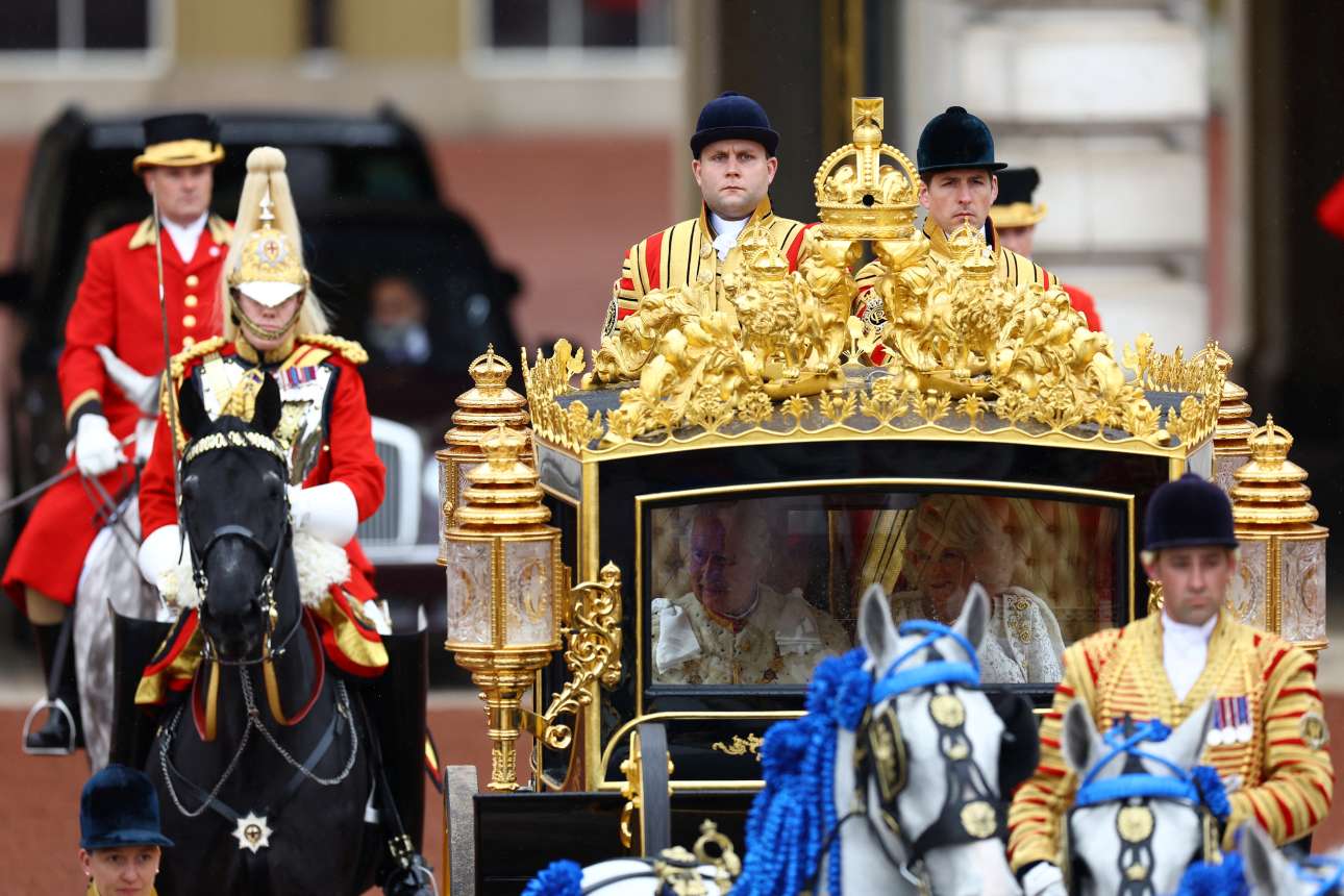 Το βασιλικό ζεύγος κατευθύνεται στο Αββαείο, συνοδεία στρατιωτικών τμημάτων