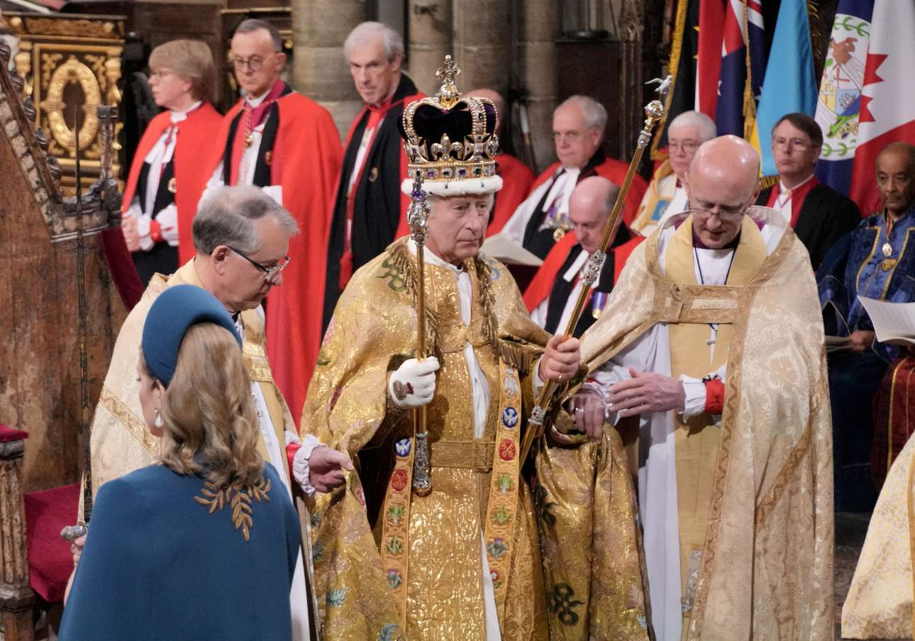 Ο βασιλιάς Κάρολος Γ' σηκώνεται λίγο μετά το «God Save the King»