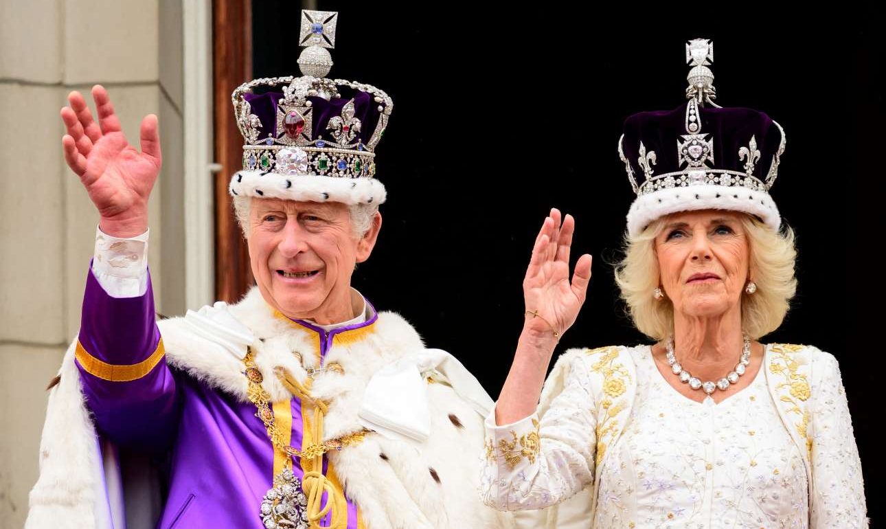 Βασιλιάς Κάρολος Γ' και βασίλισσα Καμίλα χαιρετούν το πλήθος από το μπαλκόνι του παλατιού του Μπάκιγχαμ