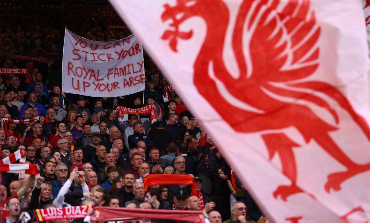 Γιατί το «Ανφιλντ» αποδοκίμασε τη βασιλική στέψη;