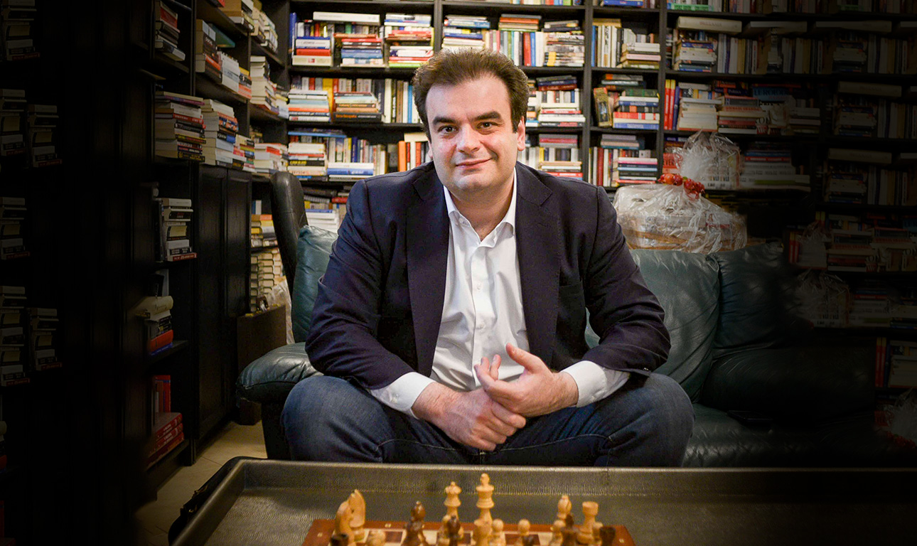 Κυριάκος Πιερρακάκης: Ο hi-tech υπουργός με τις χάρτινες βιβλιοαποσκευές