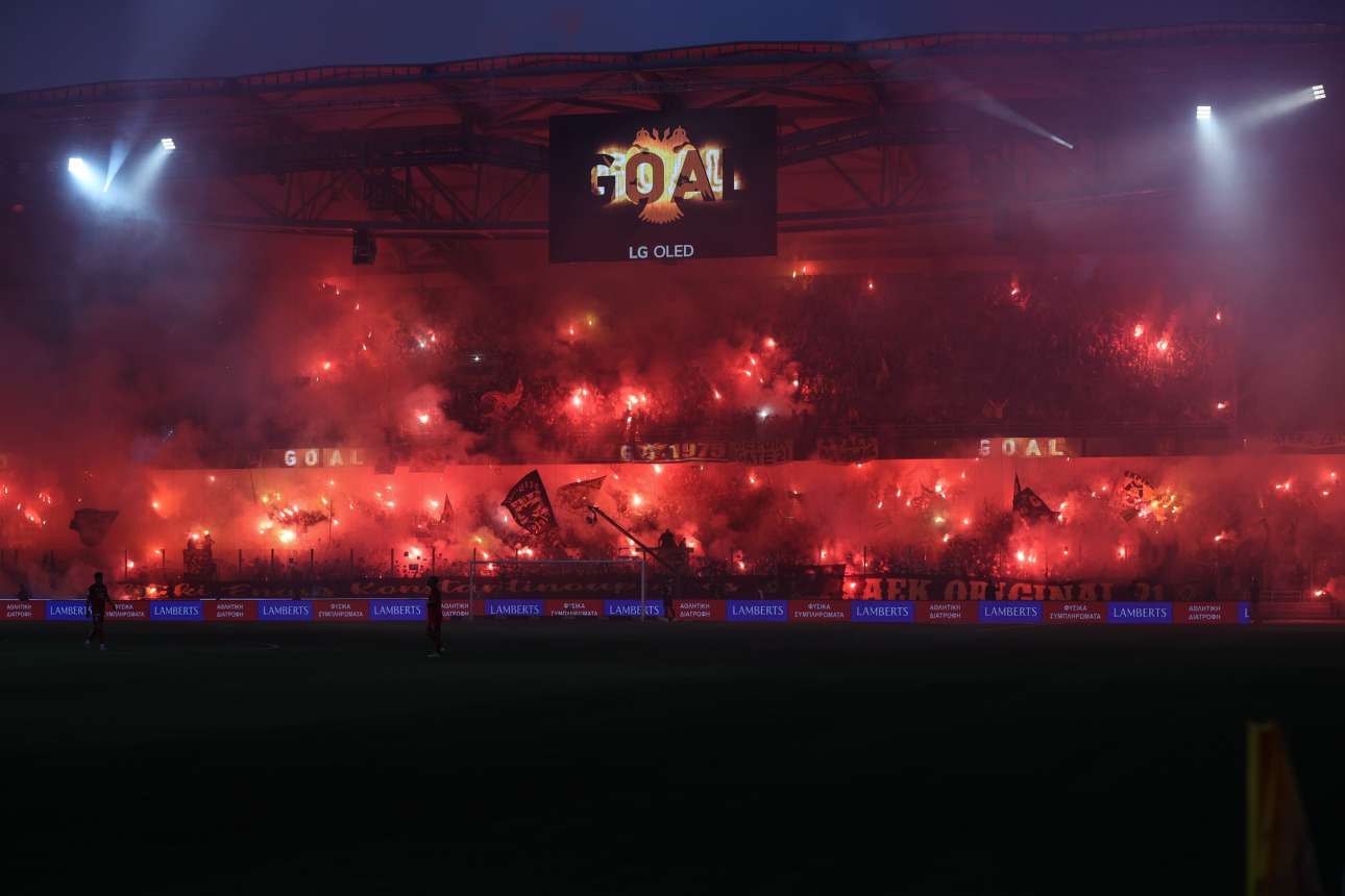 Aτέλειωτο πανηγύρι, παρατράγουδα και σουρεαλισμός