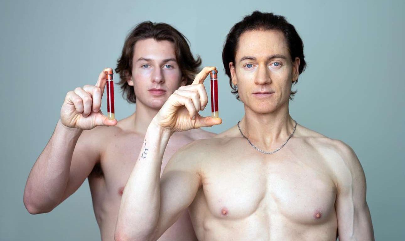 Κάνει μετάγγιση πλάσματος από τον γιο του για να αντιστρέψει τη γήρανση