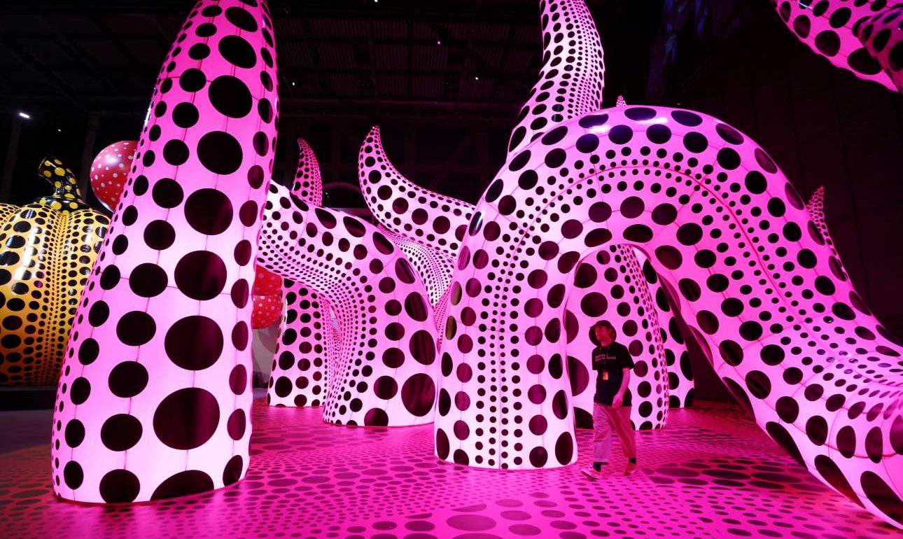 Τα γιγάντια πουά κορίτσια και οι κολοκύθες της Γιαγιόι Κουσάμα