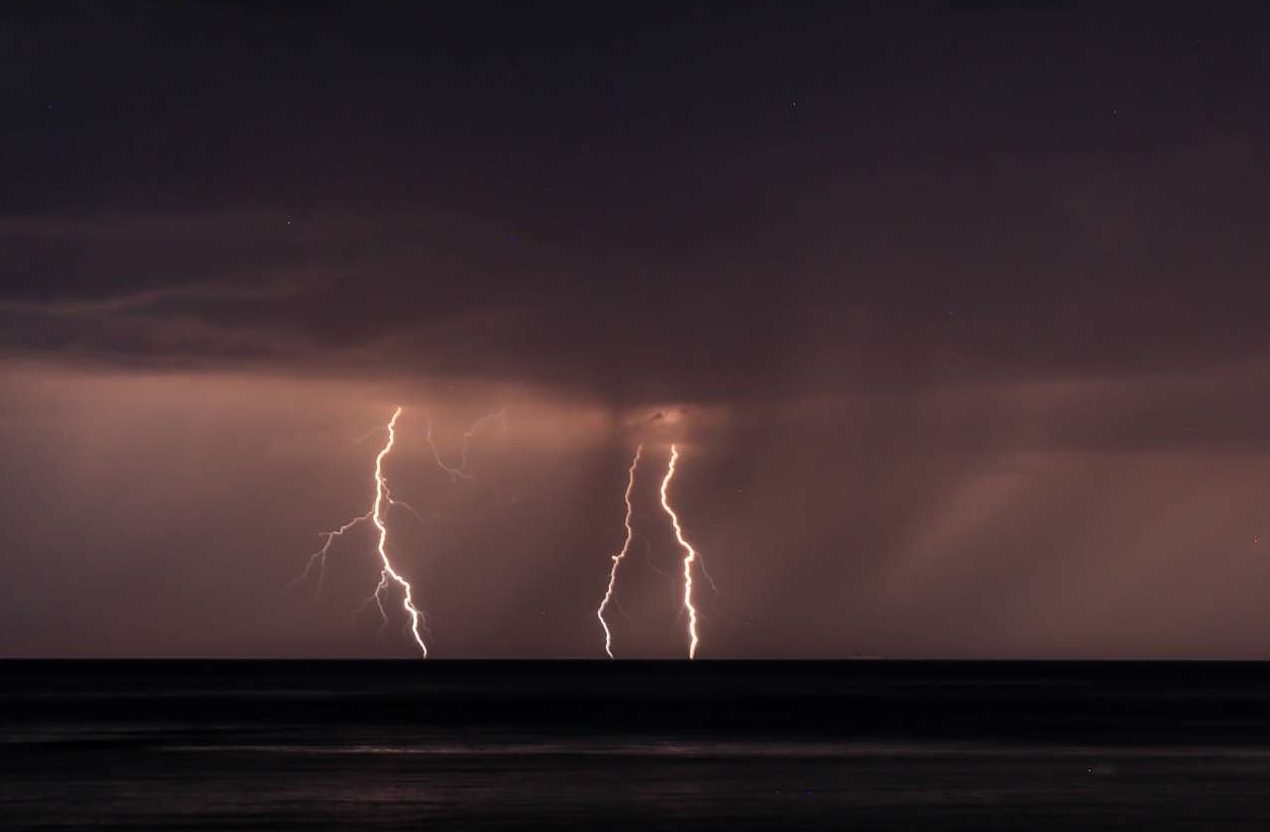 Εκτακτο δελτίο από την ΕΜΥ: Καταιγίδες, χαλάζι και κεραυνοί από Παρασκευή