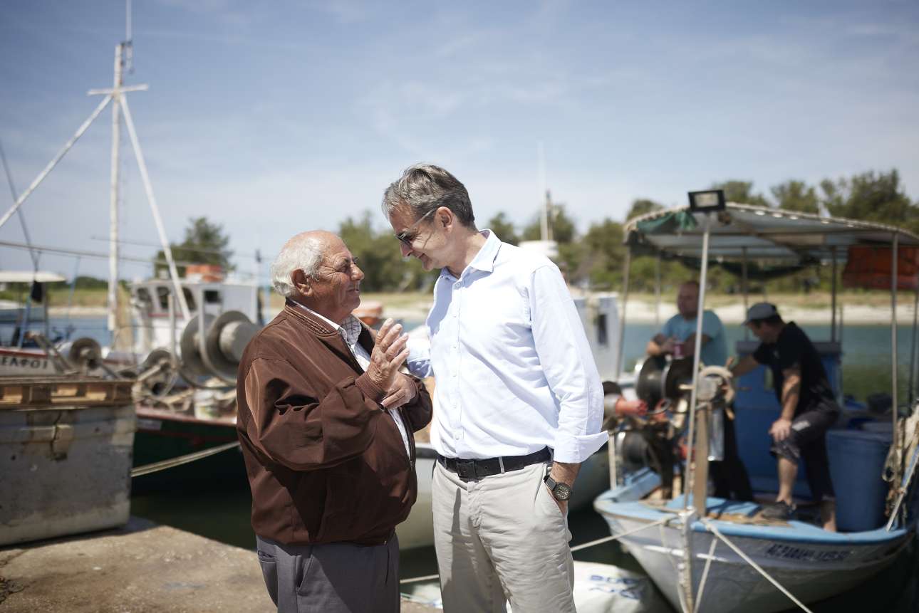 Στους ψαράδες της Κεραμωτής ο Μητσοτάκης
