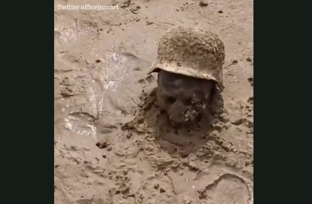 Φρίκη στην Ουκρανία: Η πλημμύρα ξέθαψε νεκροκεφαλές Γερμανών…