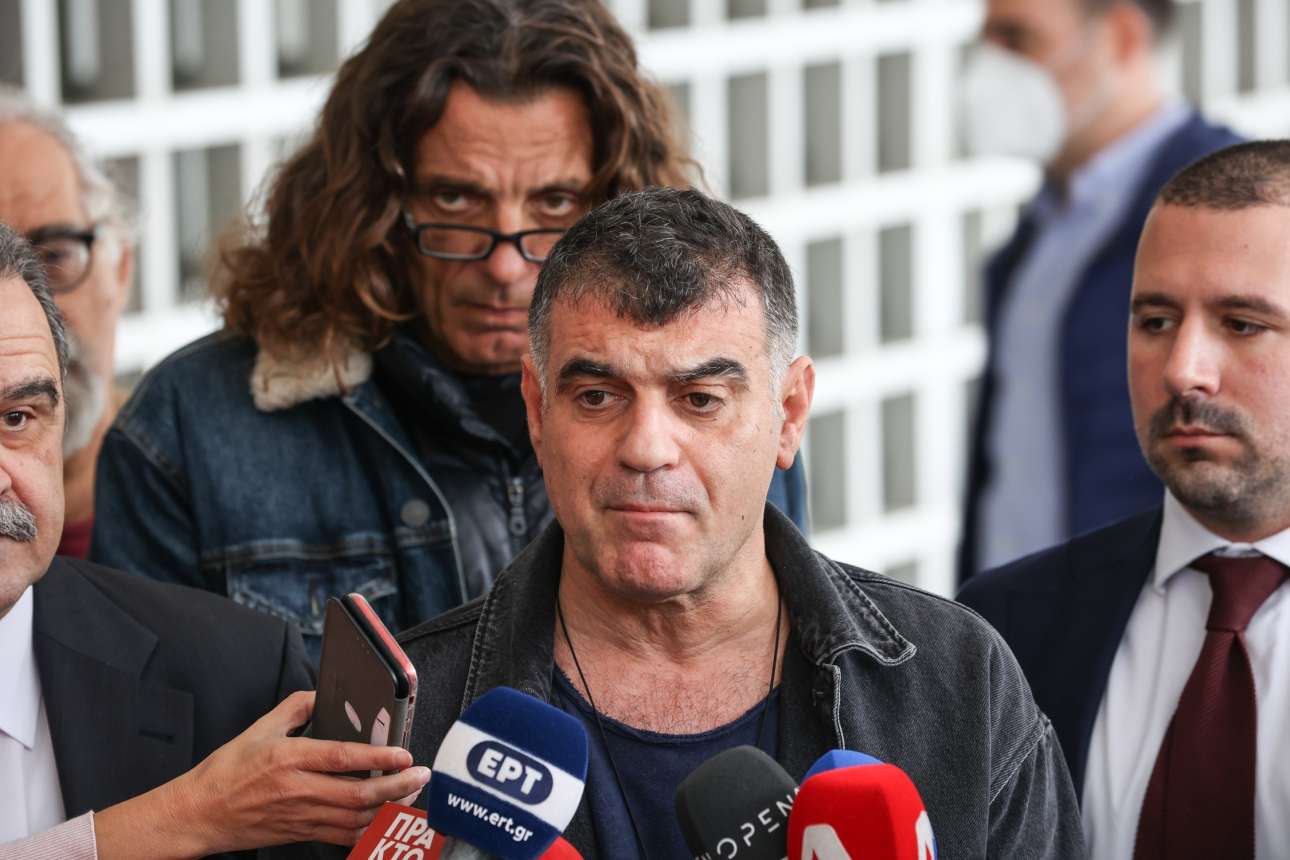 Ο Βαξεβάνης ανακοίνωσε ότι κλείνει το «Documento»