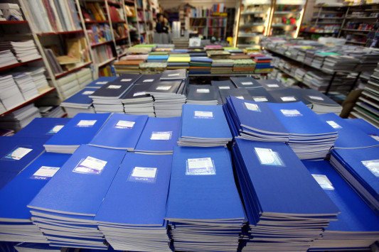 Μάχη κατά της ακρίβειας: Για πρώτη φορά πλαφόν και για τα σχολικά είδη