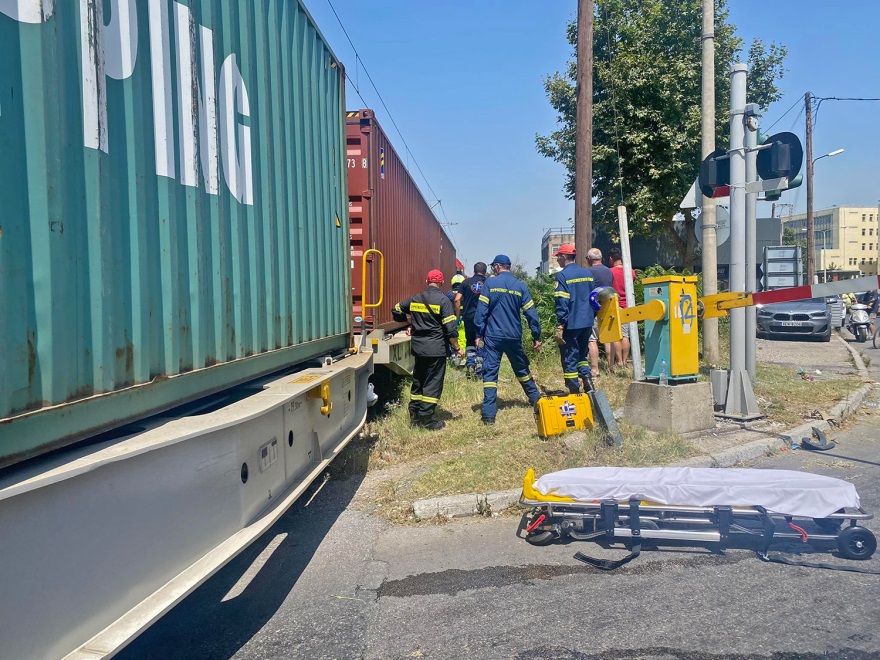Oδηγός μηχανής παραβίασε τις προστατευτικές μπάρες και παρασύρθηκε από εμπορικό τρένο