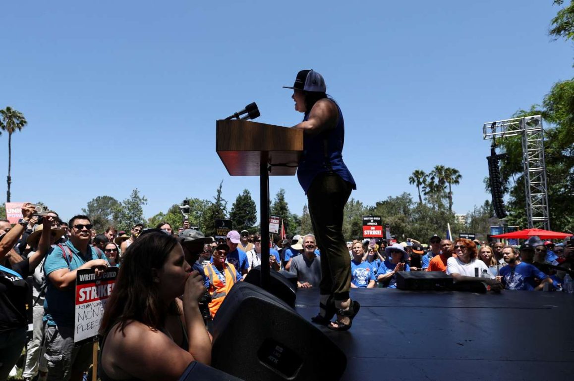 Η μεγάλη του Χόλιγουντ απεργία απειλεί να το γονατίσει