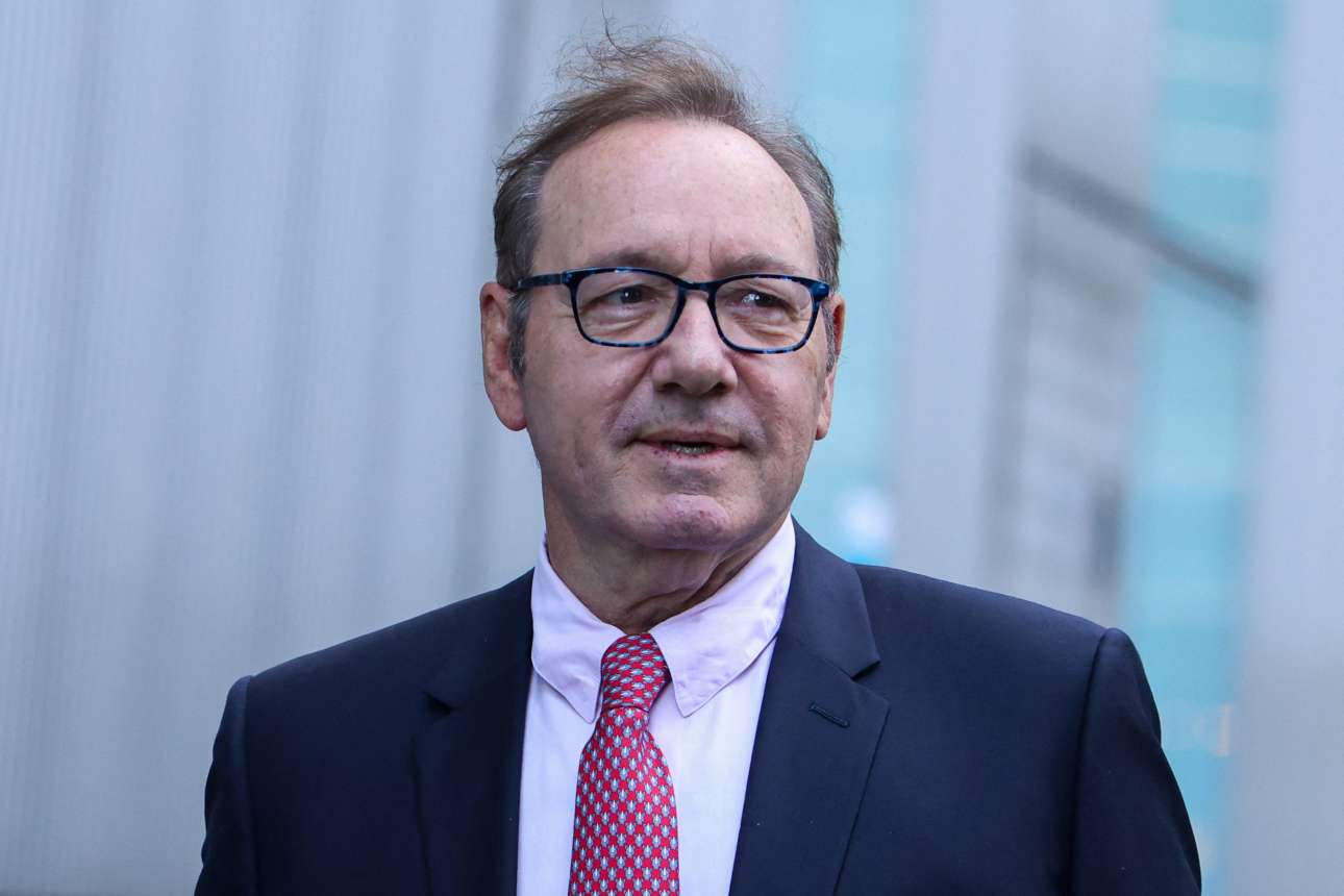 Χαρούμενα γενέθλια για τον Κέβιν Σπέισι στο Λονδίνο: Αθώο τον ανακήρυξαν οι ένορκοι