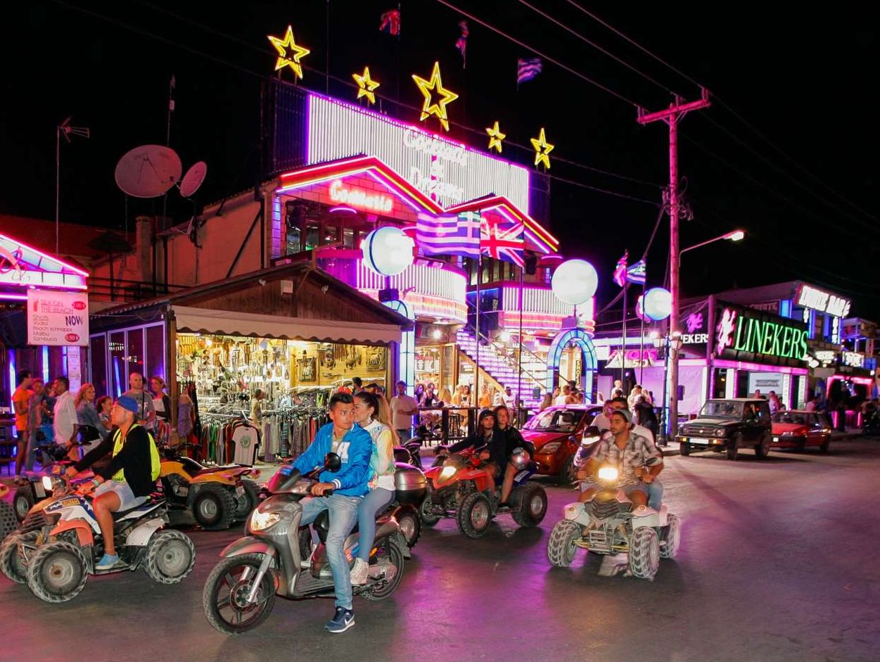 Ο Θεοχάρης ανοίγει μέτωπο για τα ποτά-μπόμπες στους νέους – οι εντολές στο ΣΔΟΕ