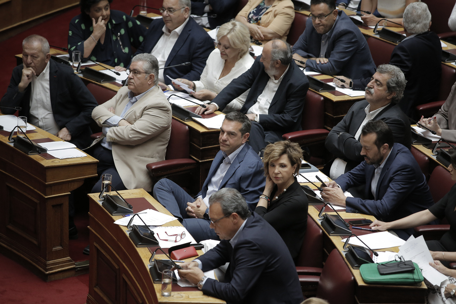 Ο Τσίπρας παραχώρησε το πρώτο έδρανο αριστερά στον Φάμελλο